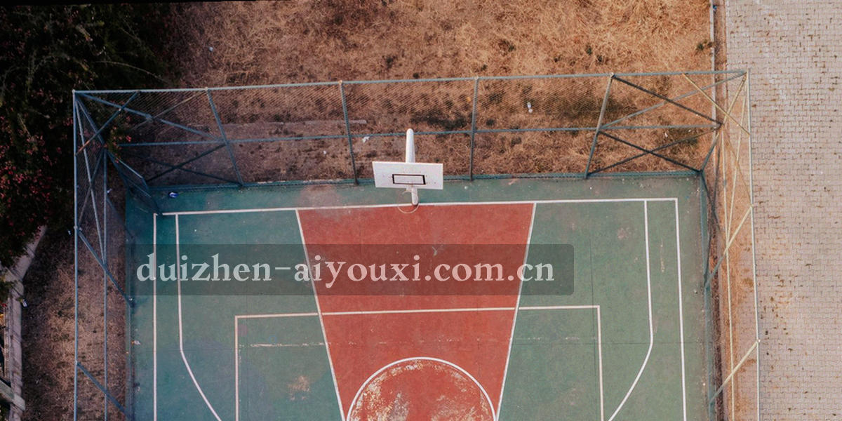 球场两侧球门区域的特写，画面只保留白色线条与暗绿草坪